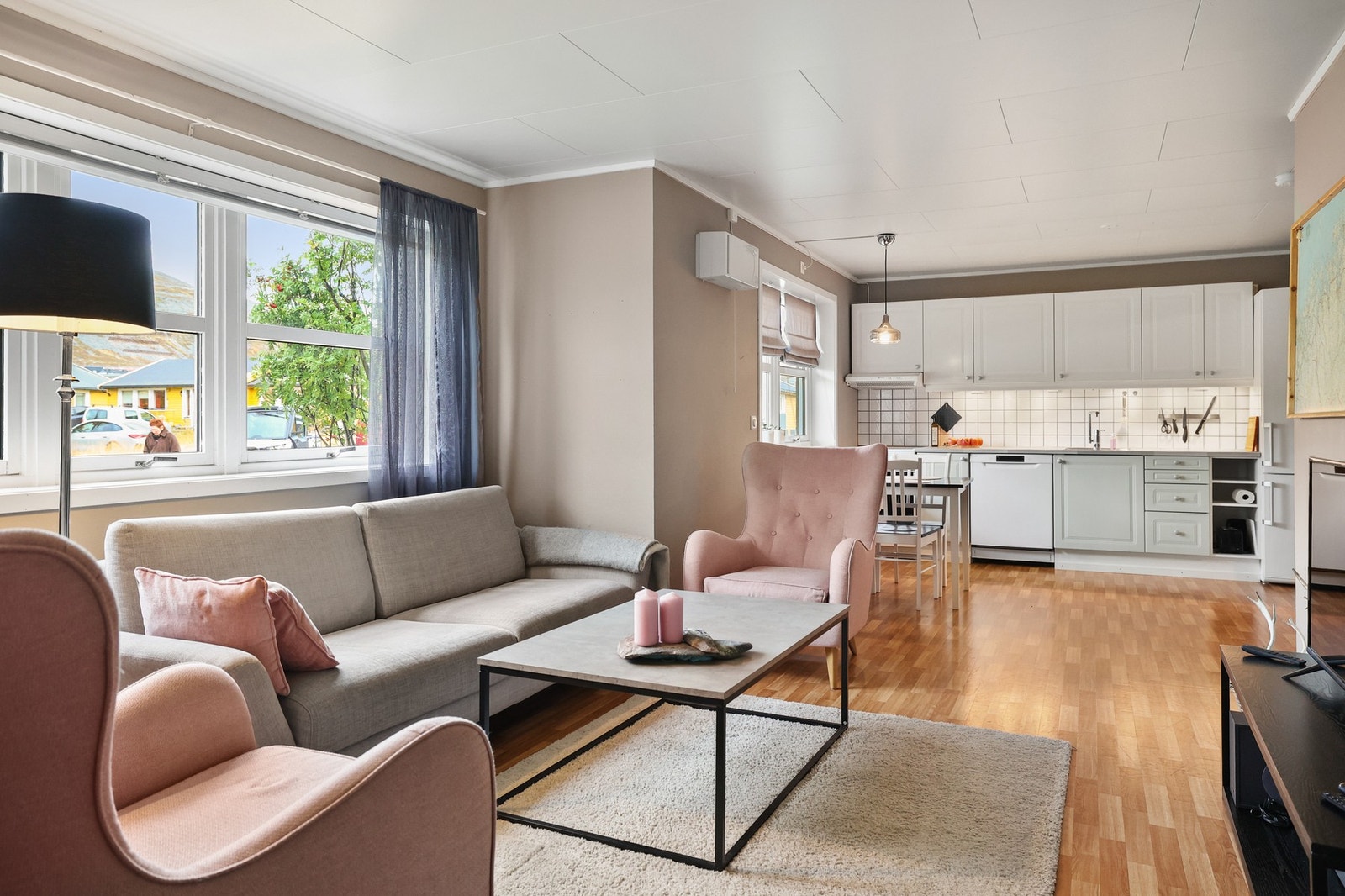 Stue i 1. etasje med åpen løsning mot kjøkkenet. Galleribilde