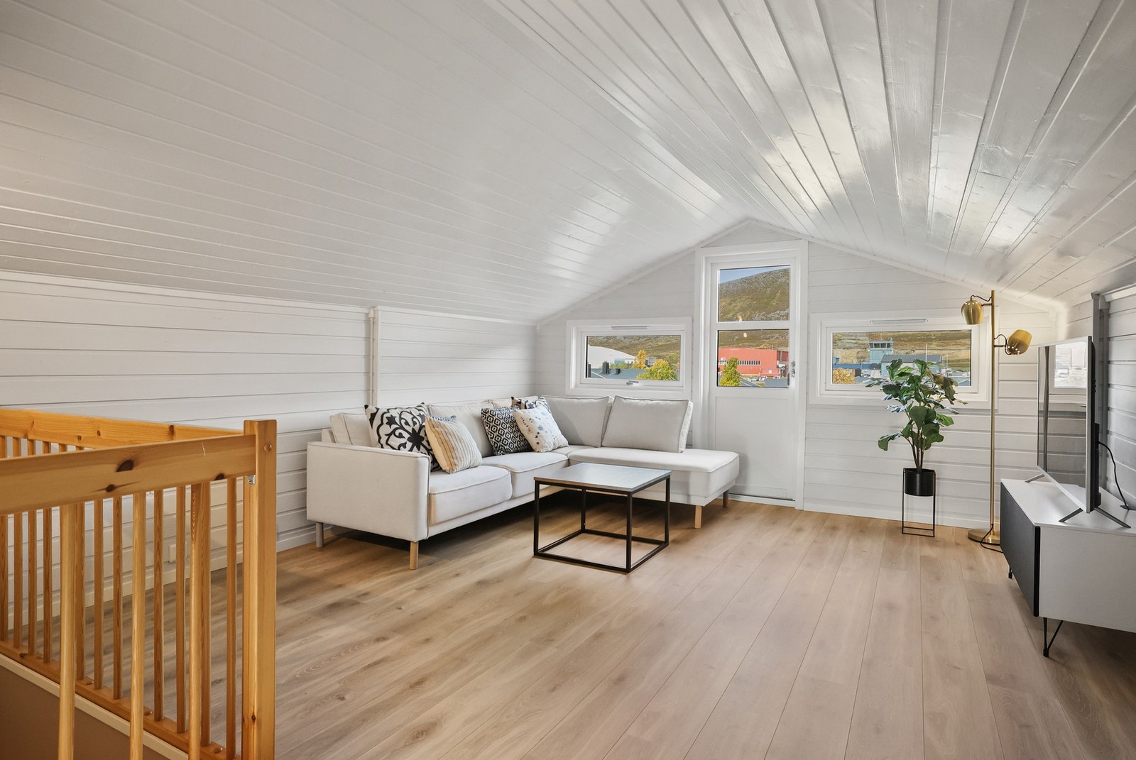 Loftstuen er lys og luftig med vinduer som gir godt dagslys. Galleribilde