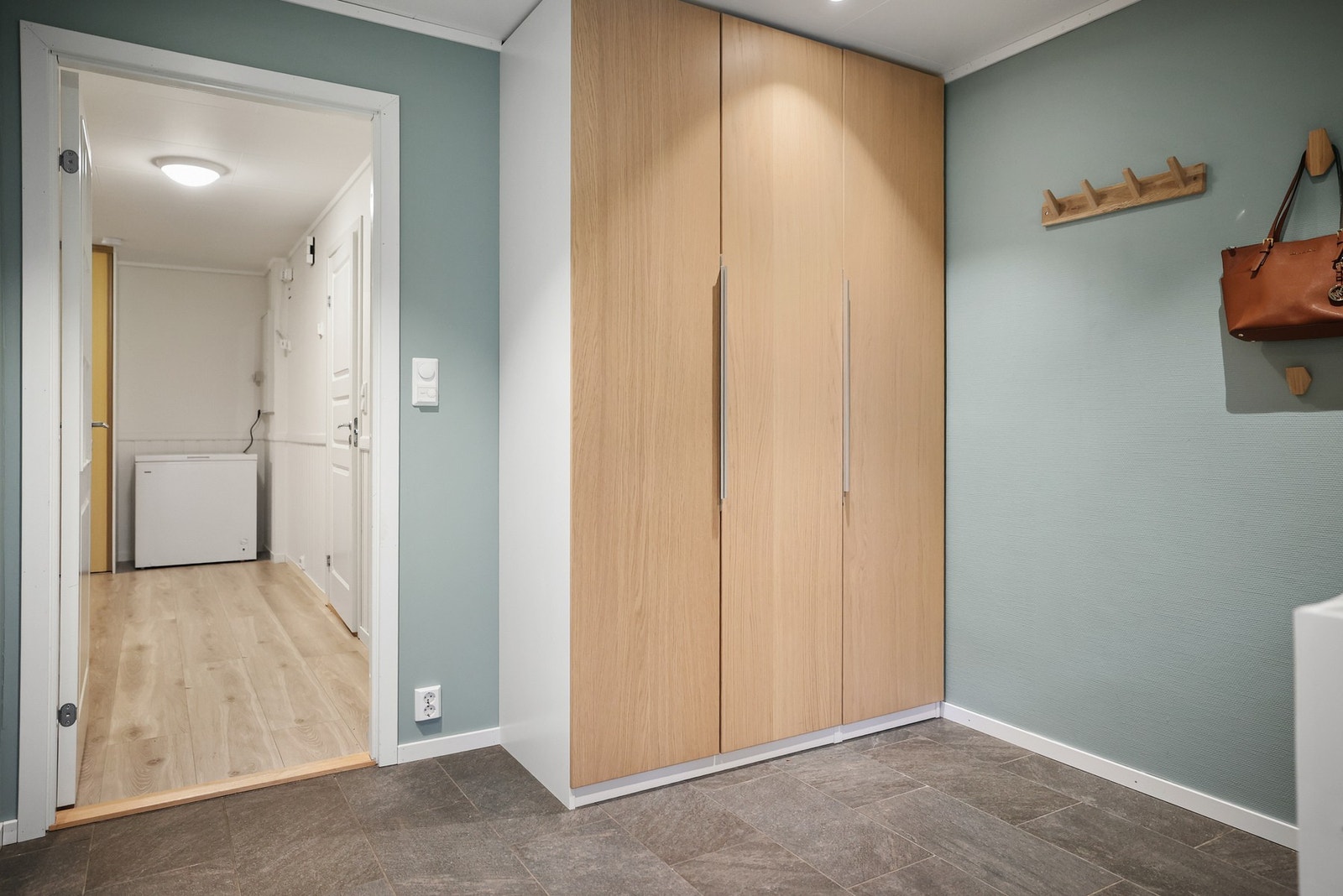God plass til yttertøy og sko i tilknytning til entreen. Galleribilde