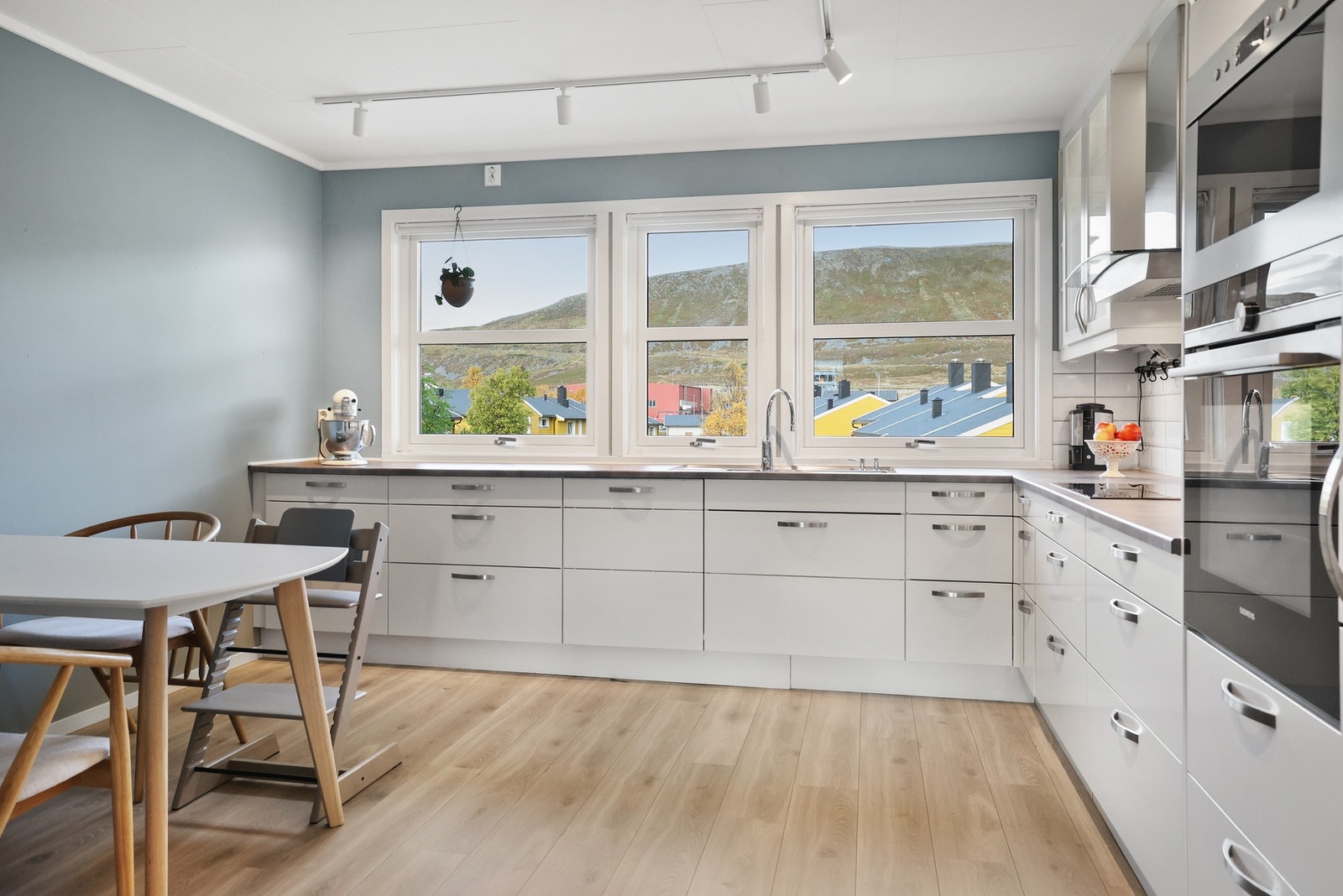 Lyst og trivelig kjøkken med god benkeplass og utsikt fra vinduene. Galleribilde