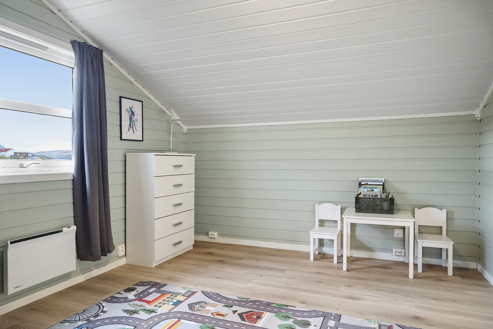 God plass til lek og oppbevaring på soverommet. Galleribilde