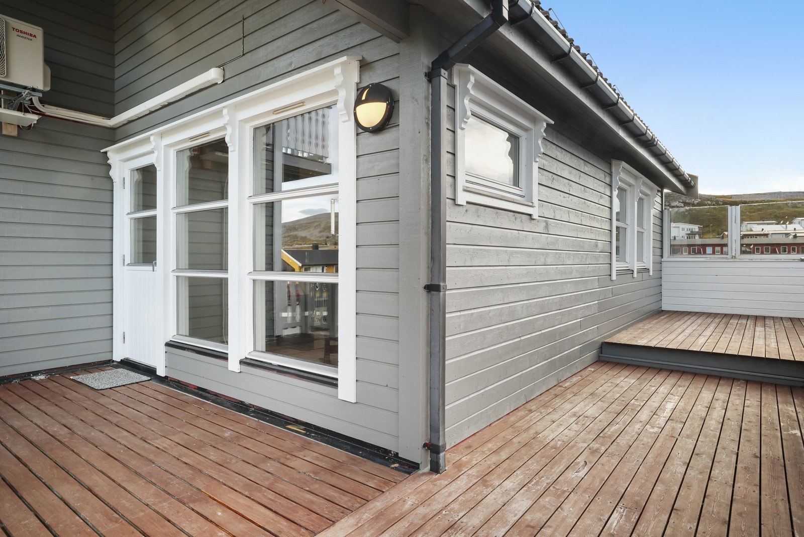 Stor terrasse med god plass til utemøbler. Galleribilde