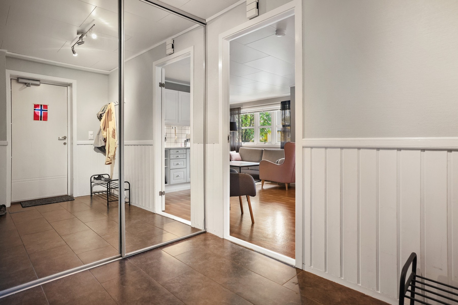 Egen entré i 1. etasje med speilgarderobe. Galleribilde