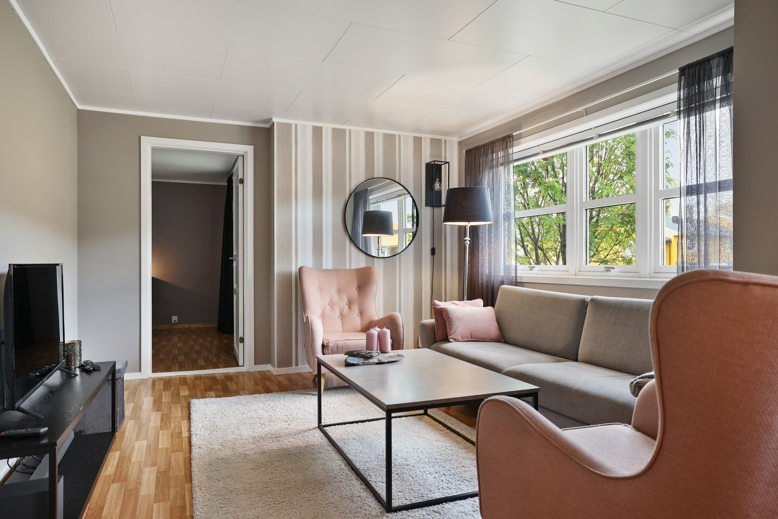 Lys og pen stue med plass til sofagruppe. Galleribilde