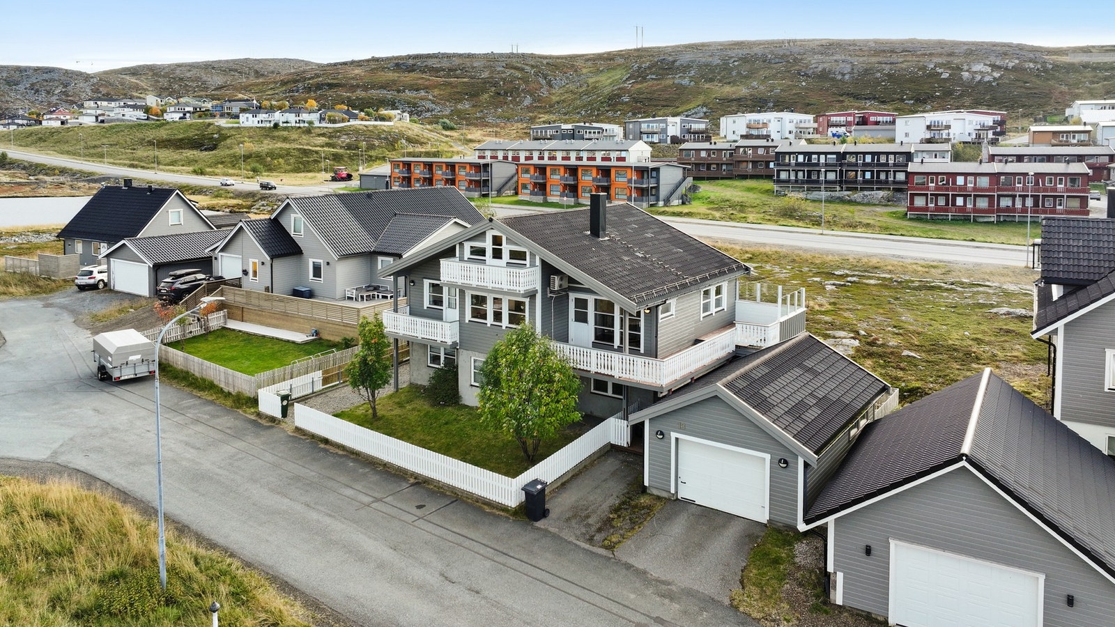 Eiendommen har en opparbeidet tomt på ca. 739 kvadratmeter. Galleribilde