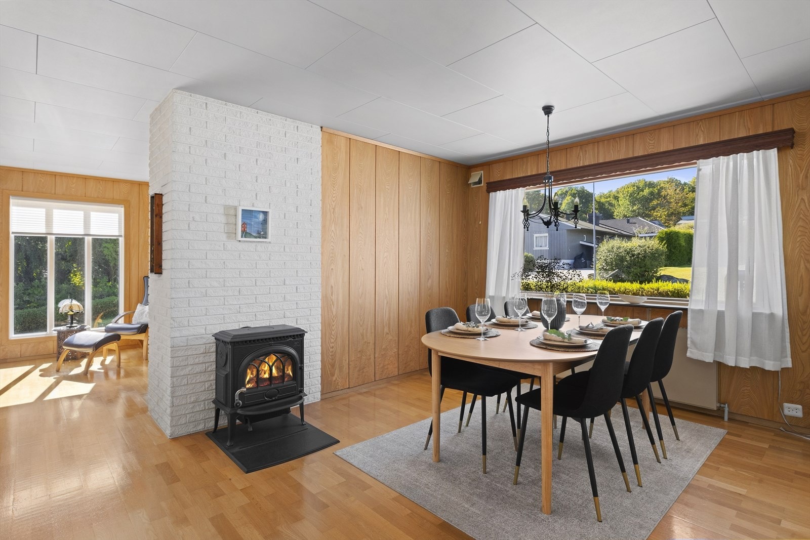 Boligen fra 1966 har en familievennlig planløsning på ett plan pluss kjeller og loft. Galleribilde