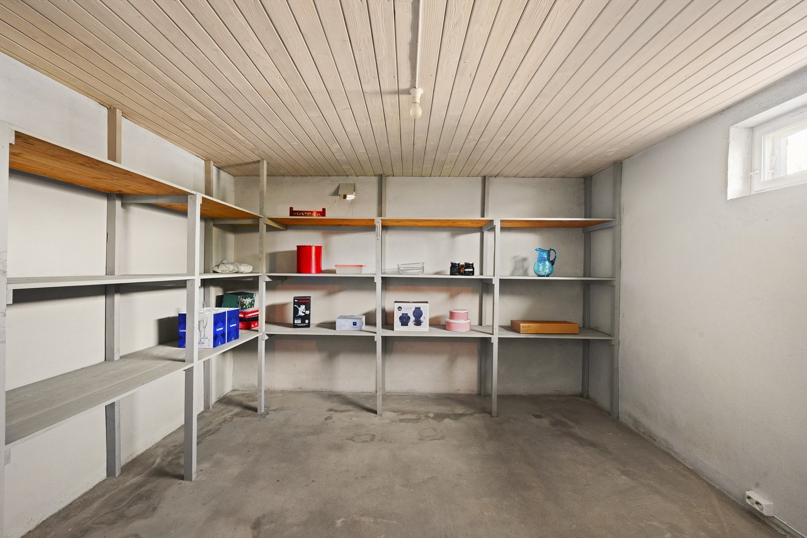 Underetasjen består av flere store lagringsrom med rikelig av oppbevaringsplass for alt en familie trenger. Galleribilde