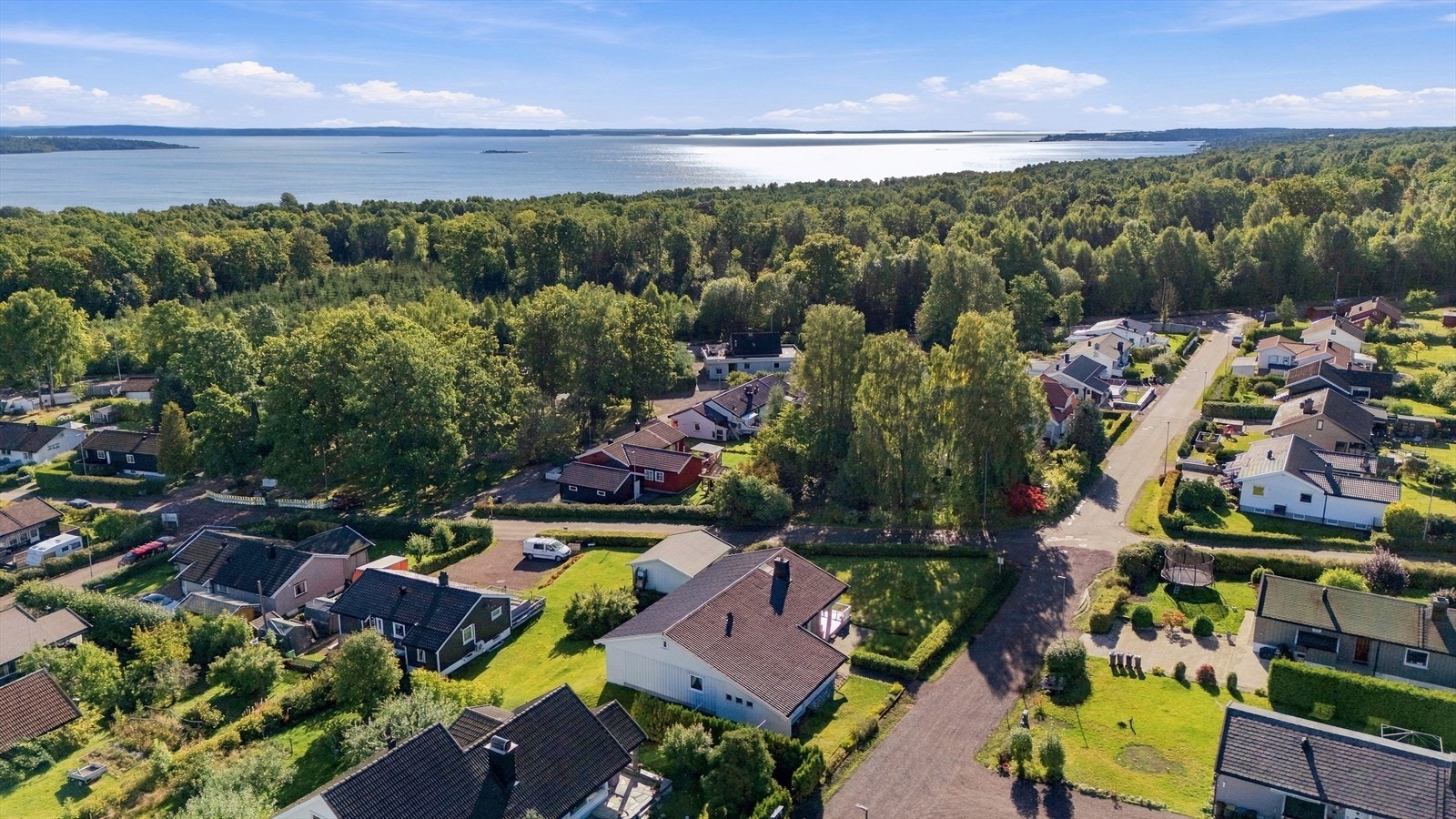 Det er også få minutters gange til barnehage, Borre ungdomsskole, dagligvare og bussholdeplass med gode forbindelser til Horten og Tønsberg. En kort sykkeltur på ca. 5 minutter ned til idylliske Steinbrygga med småbåthavn, populær badestrand og kyststien Galleribilde