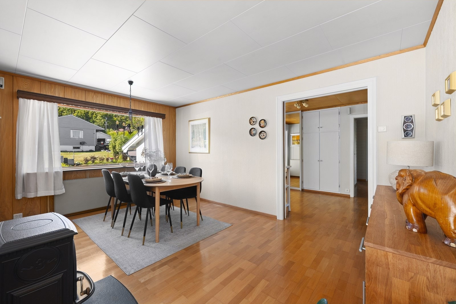 Spisestuen ligger i en delvis åpen løsning mot stuen, men likevel tilbaketrukket slik at det dannes en egen, mer formell sone. Galleribilde