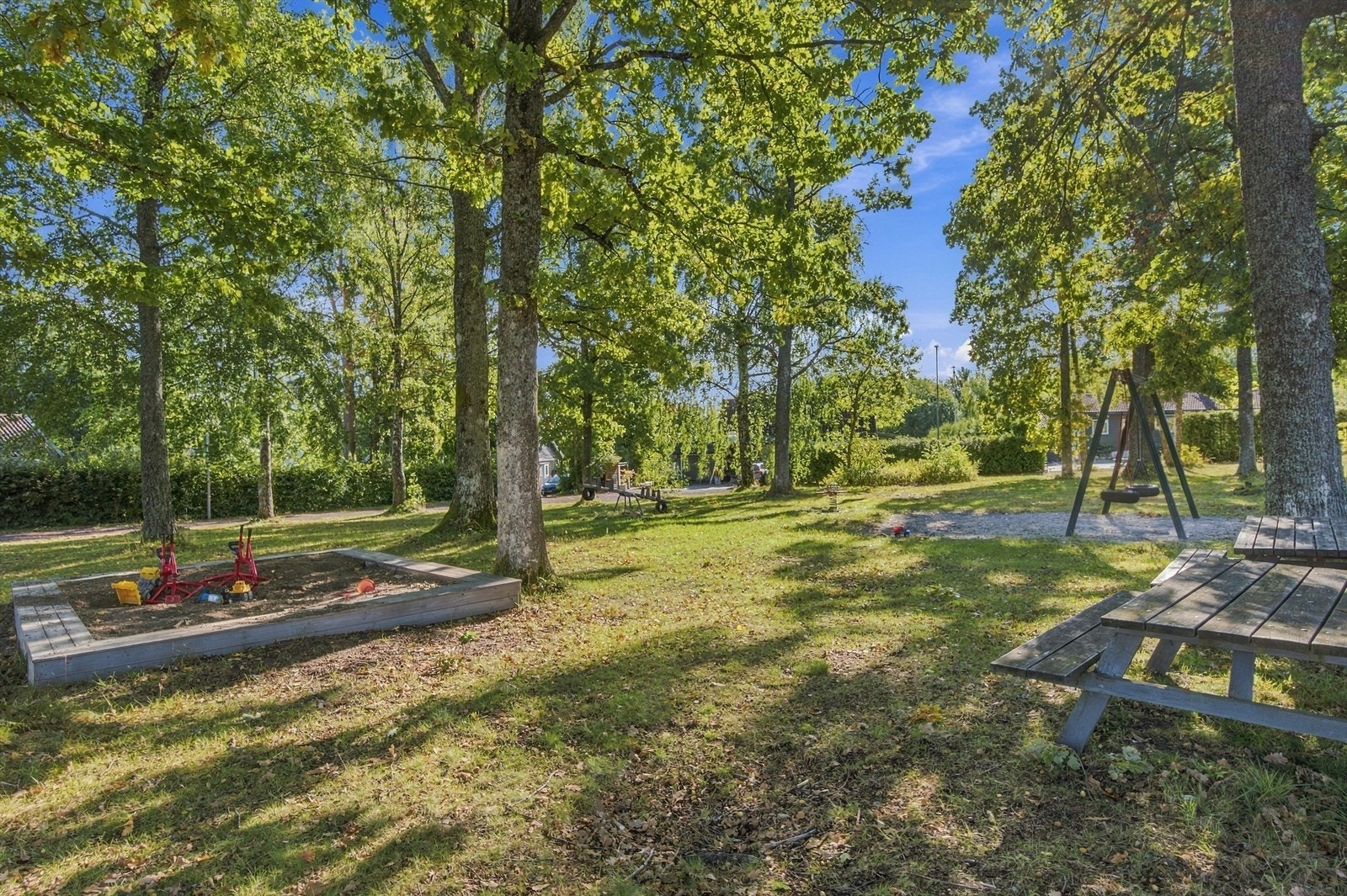 Rett ved boligen er det en koselig lekeplass. Galleribilde