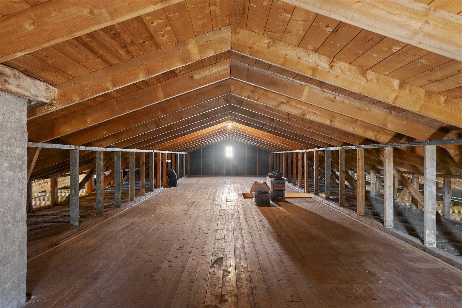 Stort, gulvlagt loft med god lagringsplass. Galleribilde