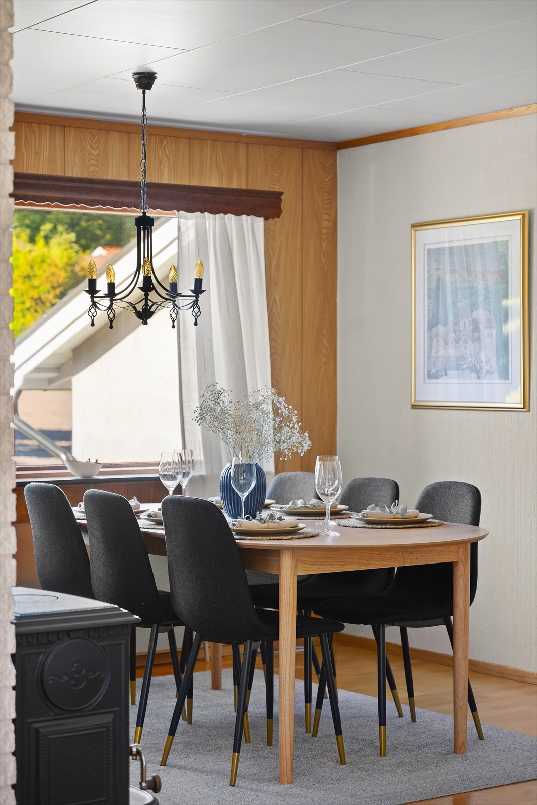 Spisestuen har fint plass til langbord hvor hele familien kan samles. Galleribilde