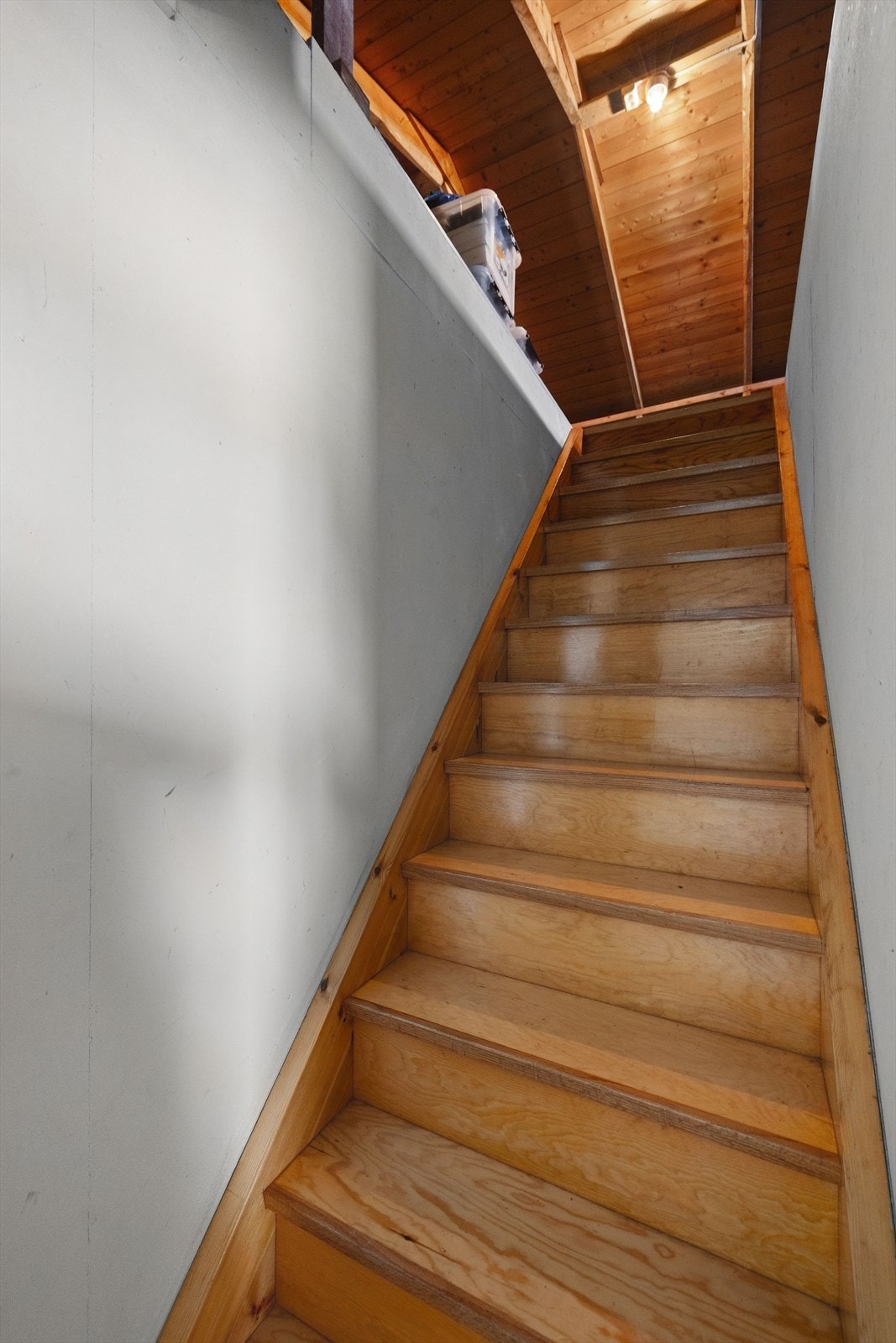 Trappegangen opp til stort, uinnredet loft. Galleribilde