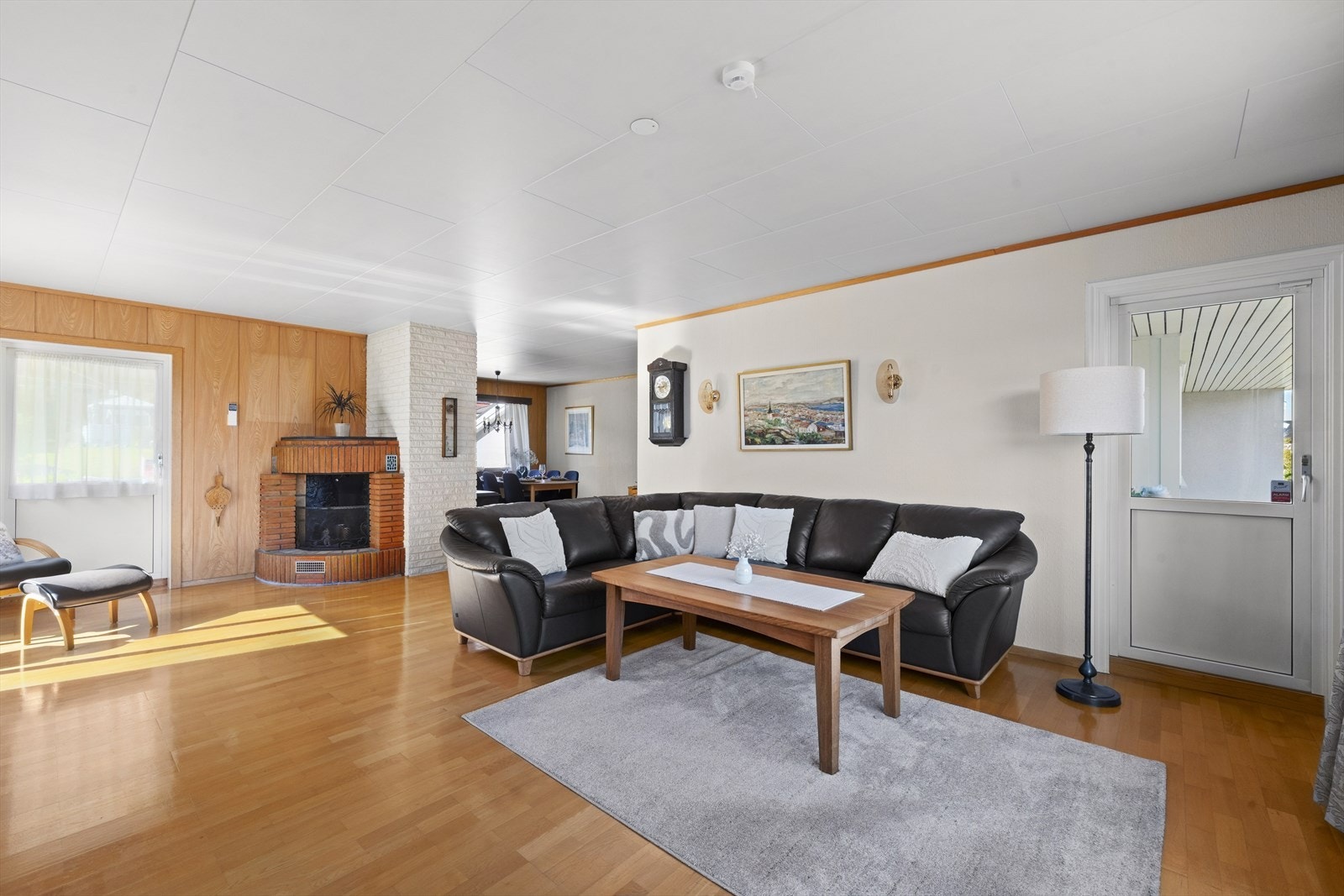 Fra stuen er det også direkte adkomst ut til terrasser på begge sider av huset. Galleribilde