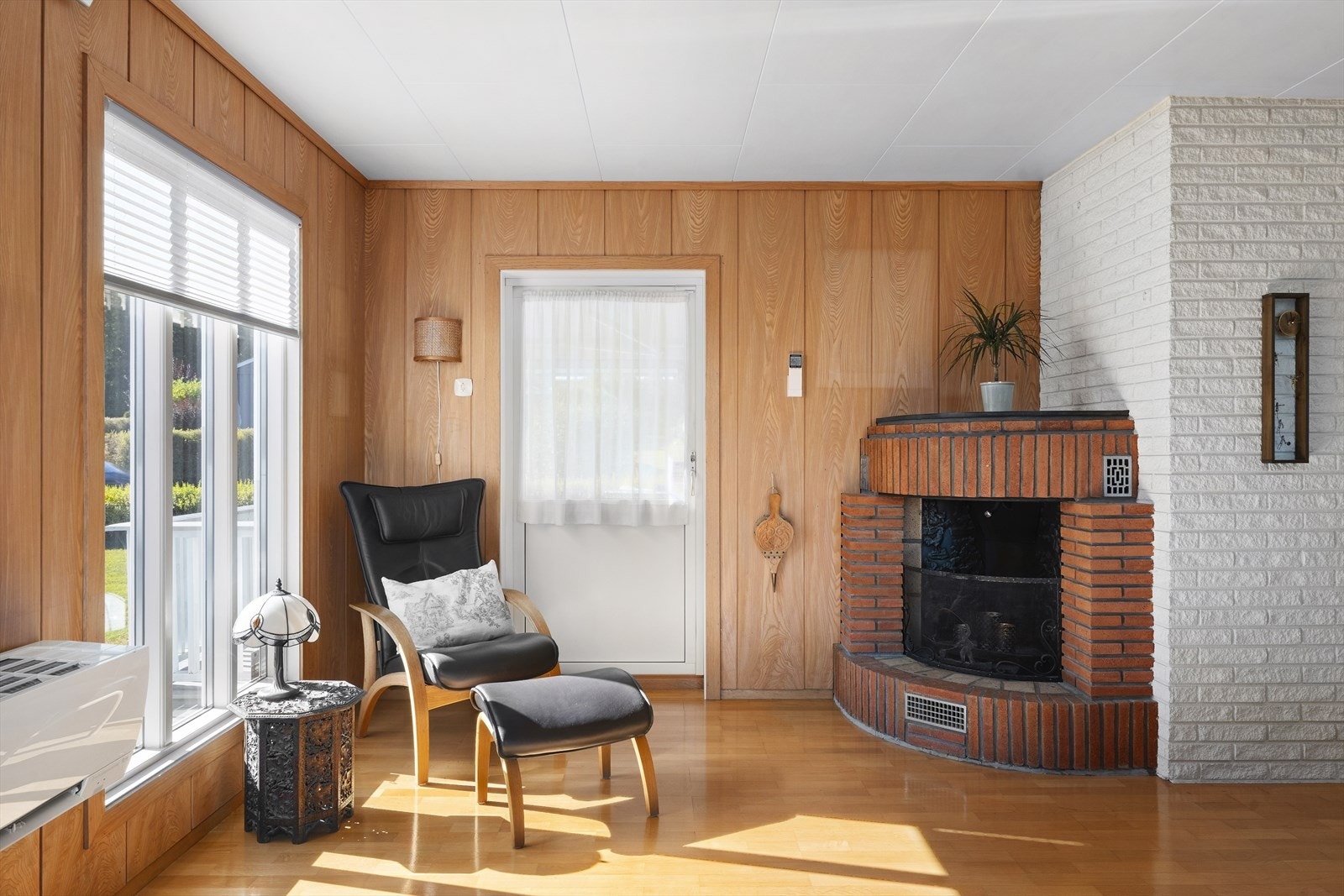 Stuen har også en hyggelig lesekrok ved den koselige teglsteinspeisen. Galleribilde