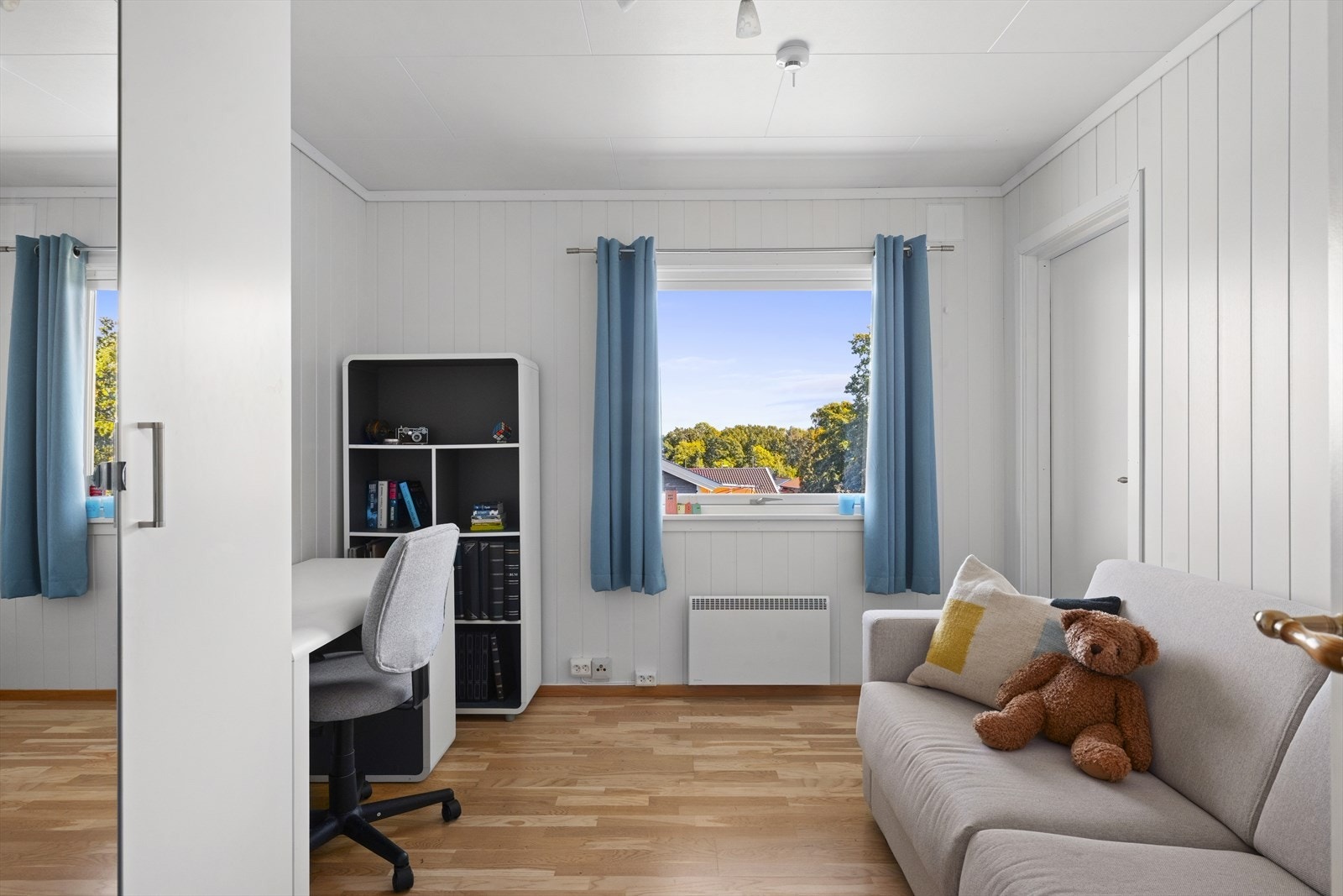 Fra det tredje soverommet er det trappeadkomst opp til et stort, gulvet loft. Galleribilde