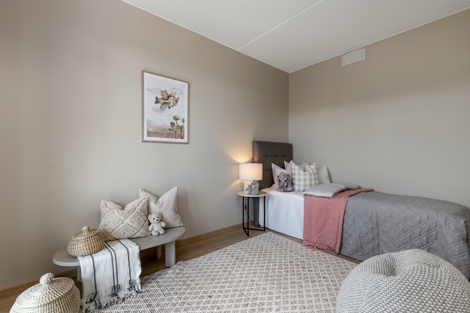Et lyst soverom/gjesterom/kontor som ligger ved siden av stuen. Galleribilde