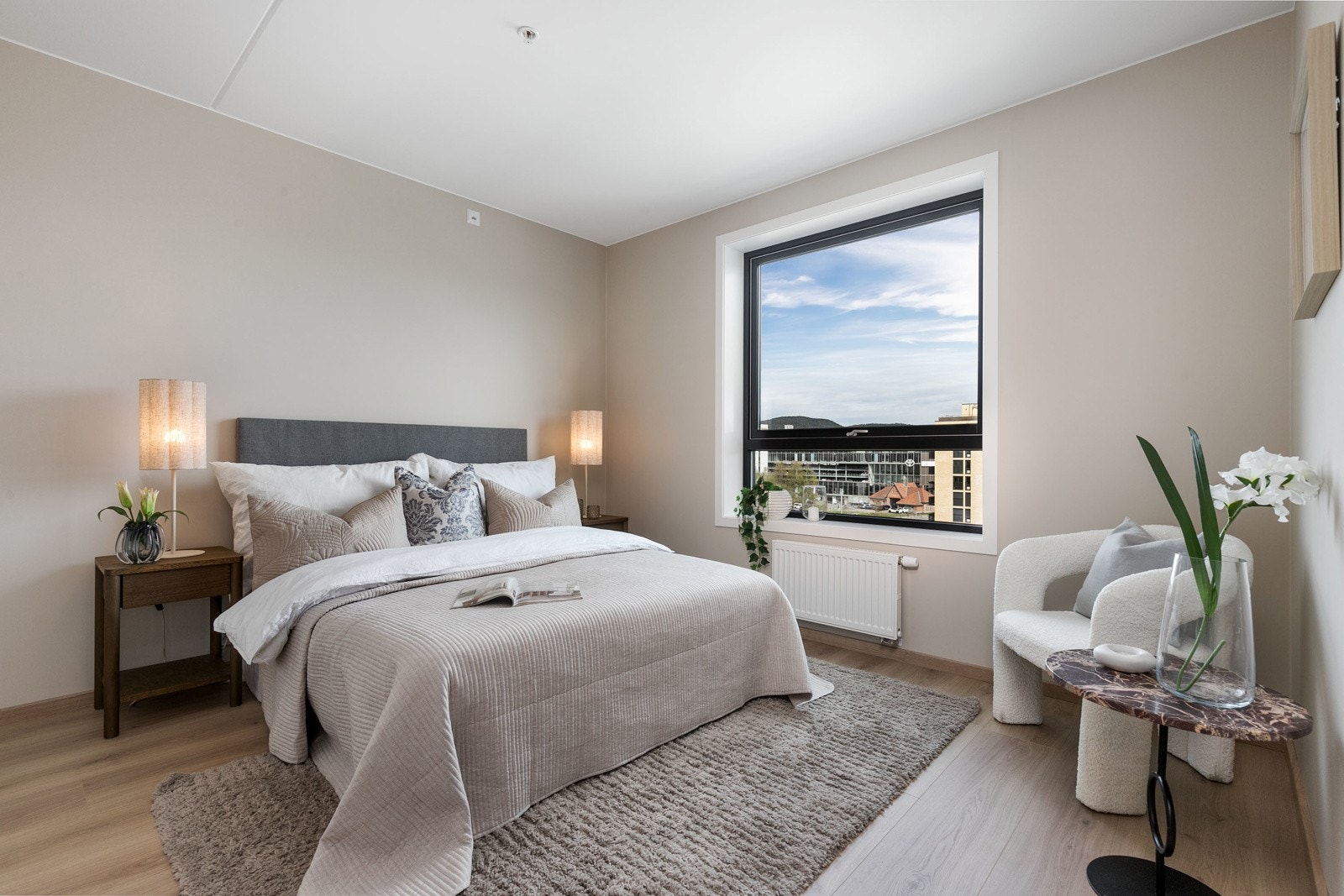 Hovedsoverommet med egen inngang til eget dusjbad/WC og god plass til garderobe Galleribilde
