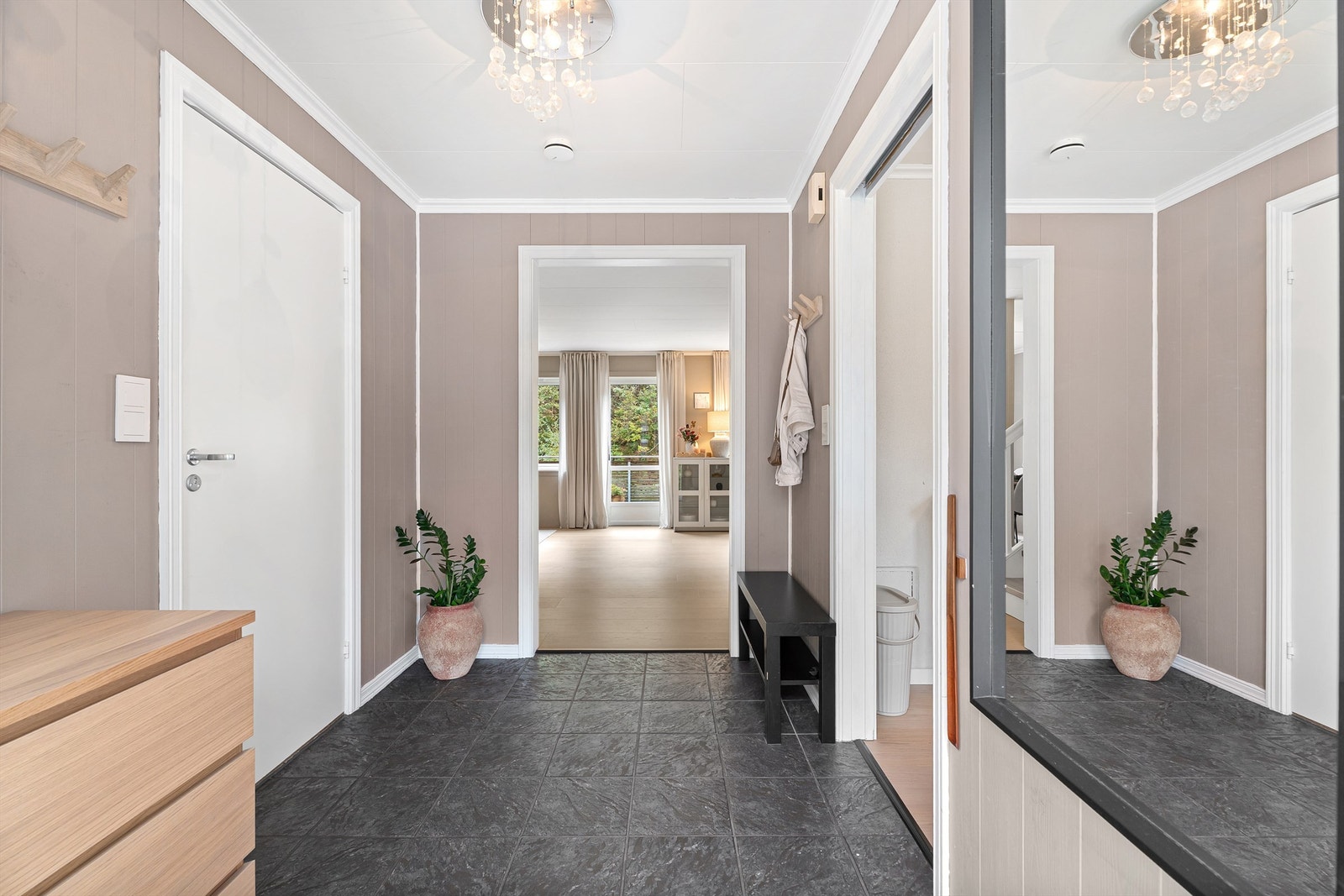 En lys og innbydende entré ønsker deg velkommen inn. Galleribilde