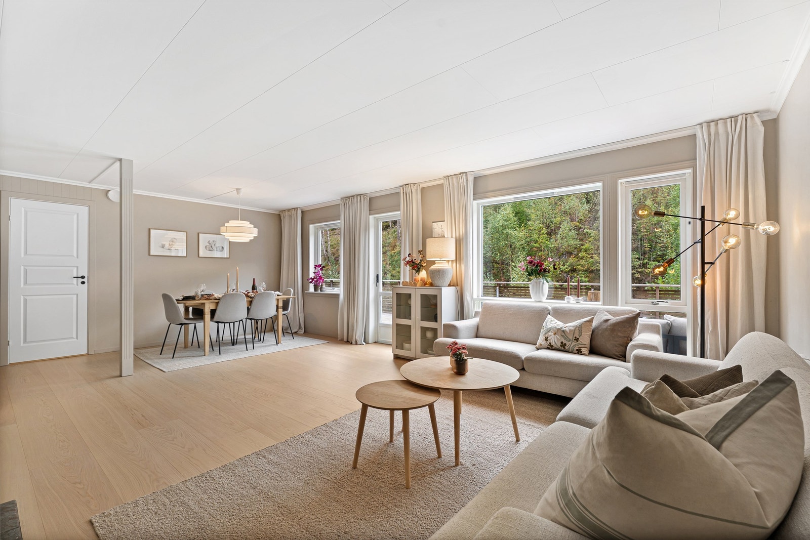 Stuen er lys og romslig, med store vindusflater og god plass til flere møbleringssoner. Galleribilde