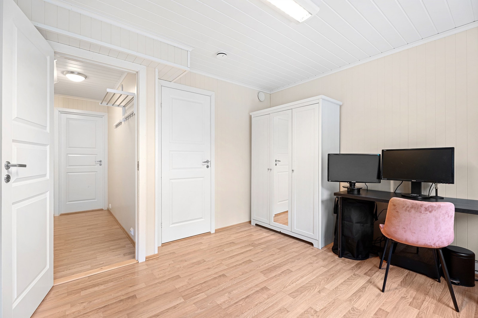 Et lyst og anvendelig rom med fleksible møbleringsmuligheter. Galleribilde
