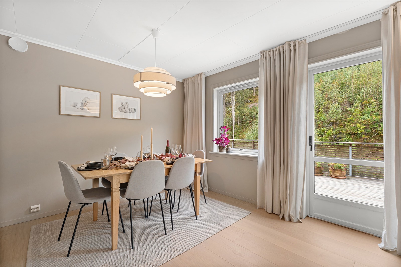 Her er det god plass rundt bordet, som er perfekt når familie og venner samles til middag. Galleribilde