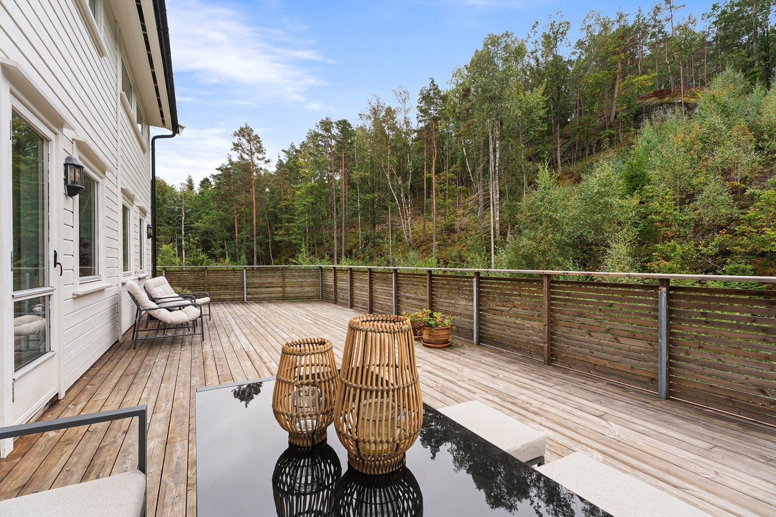 Terrassen byr på rikelig med plass til både spisegruppe, utemøbler og hyggelige sommerstunder. Galleribilde