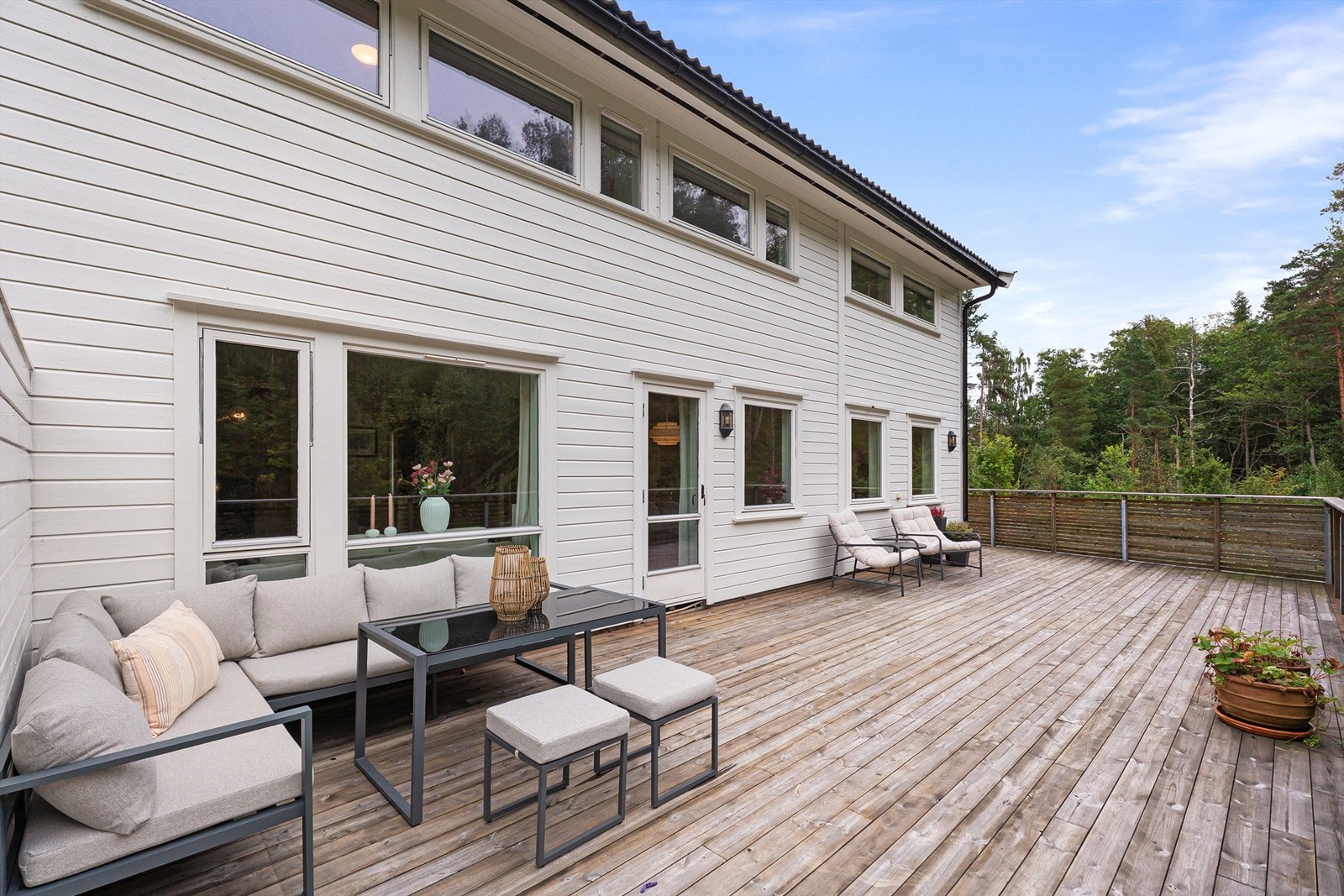 Fra stuen er veien kort ut til den romslige terrassen, som er en fin forlengelse av oppholdsrommet på varme dager. Galleribilde