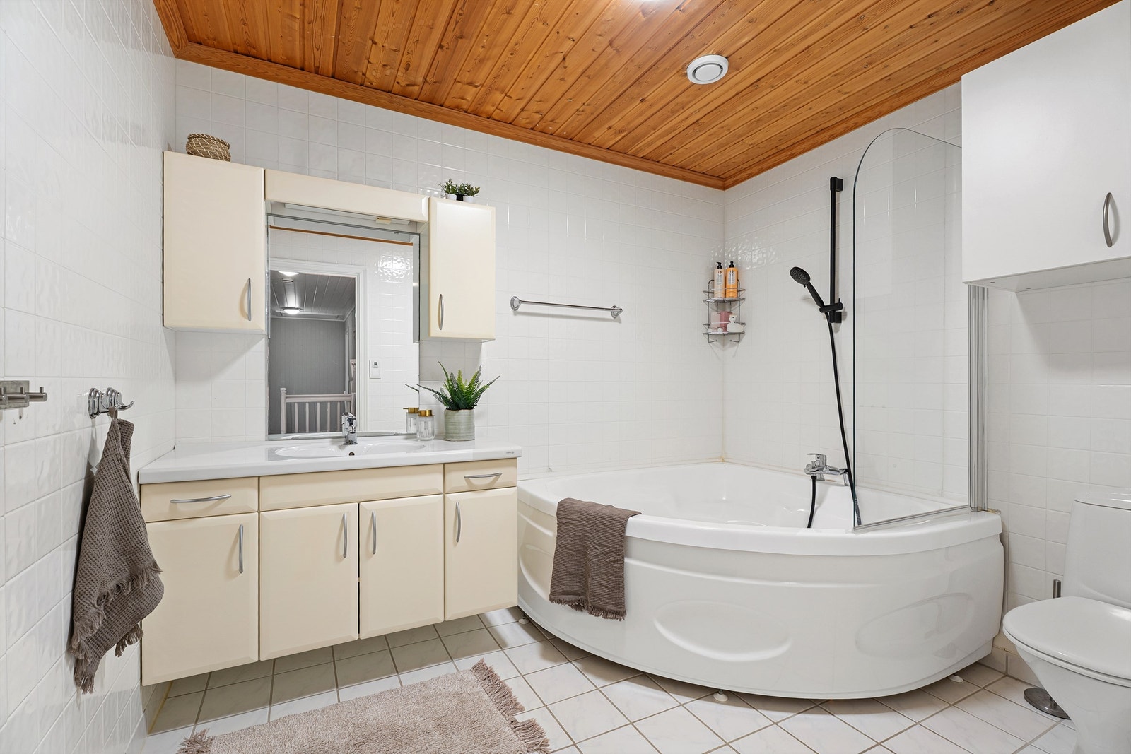 Badet er romslig innredet og har både badekar og gode oppbevaringsmuligheter. Galleribilde