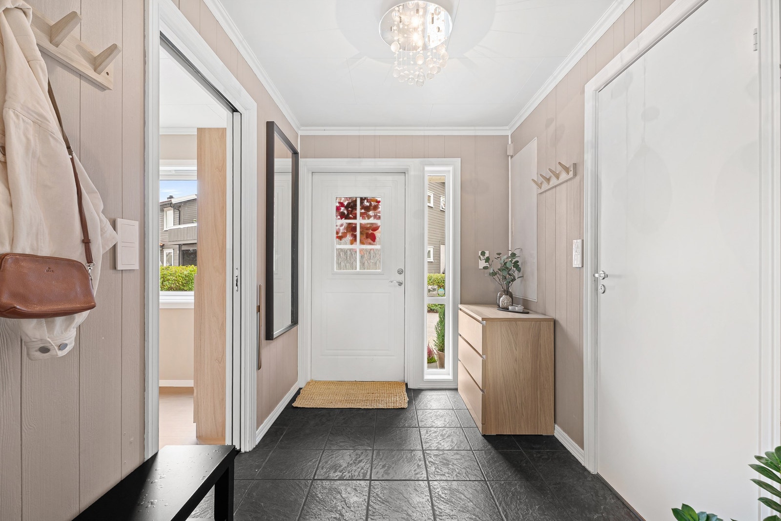 Entréen har en praktisk utforming med plass til yttertøy og sko. Galleribilde