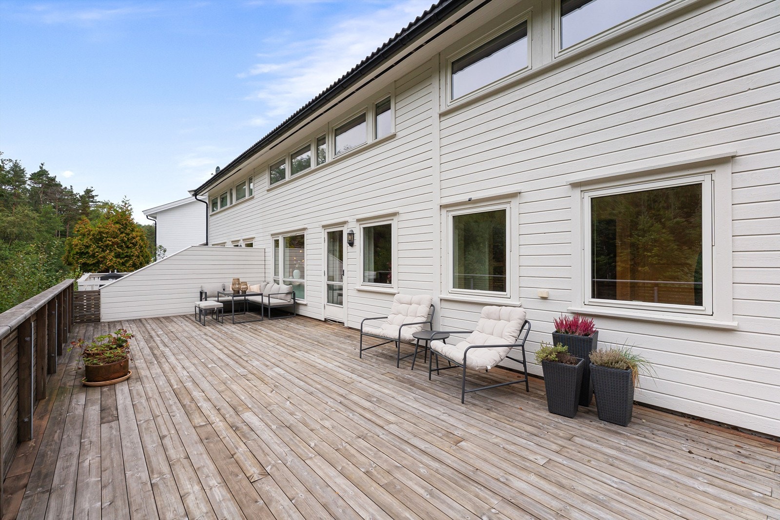 Den store terrassen strekker seg langs boligen og gir mange muligheter for å skape ulike utesoner. Galleribilde
