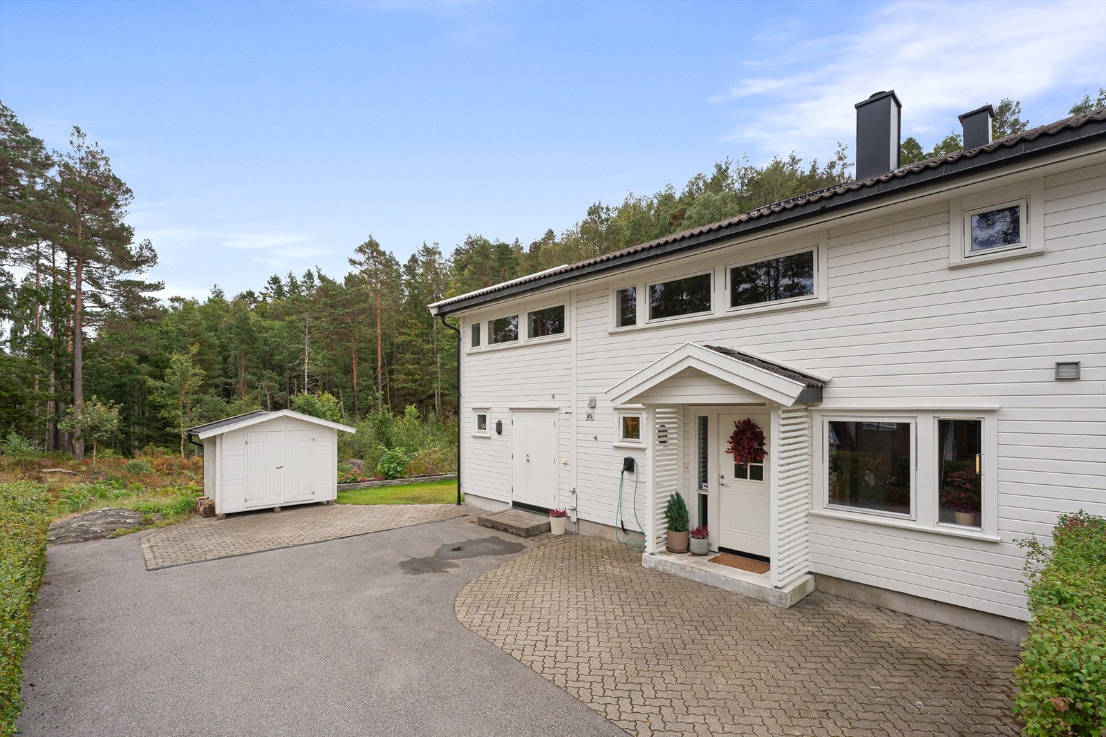 Velkommen til Tjuvhelleren 95 - her er det god plass til familielivet, med romslige oppholdsarealer, flere soverom og fine uteområder Galleribilde