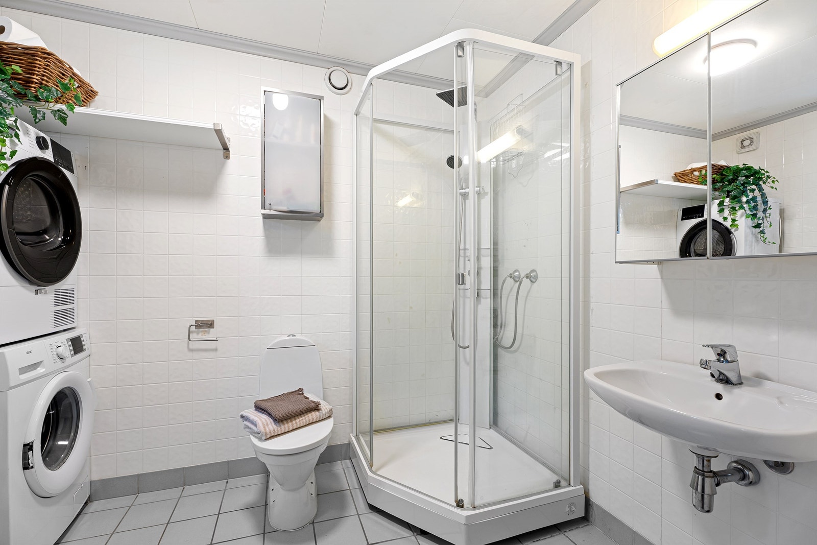 Praktisk bad/vaskerom med dusj, toalett og plass til klesvasken. Galleribilde