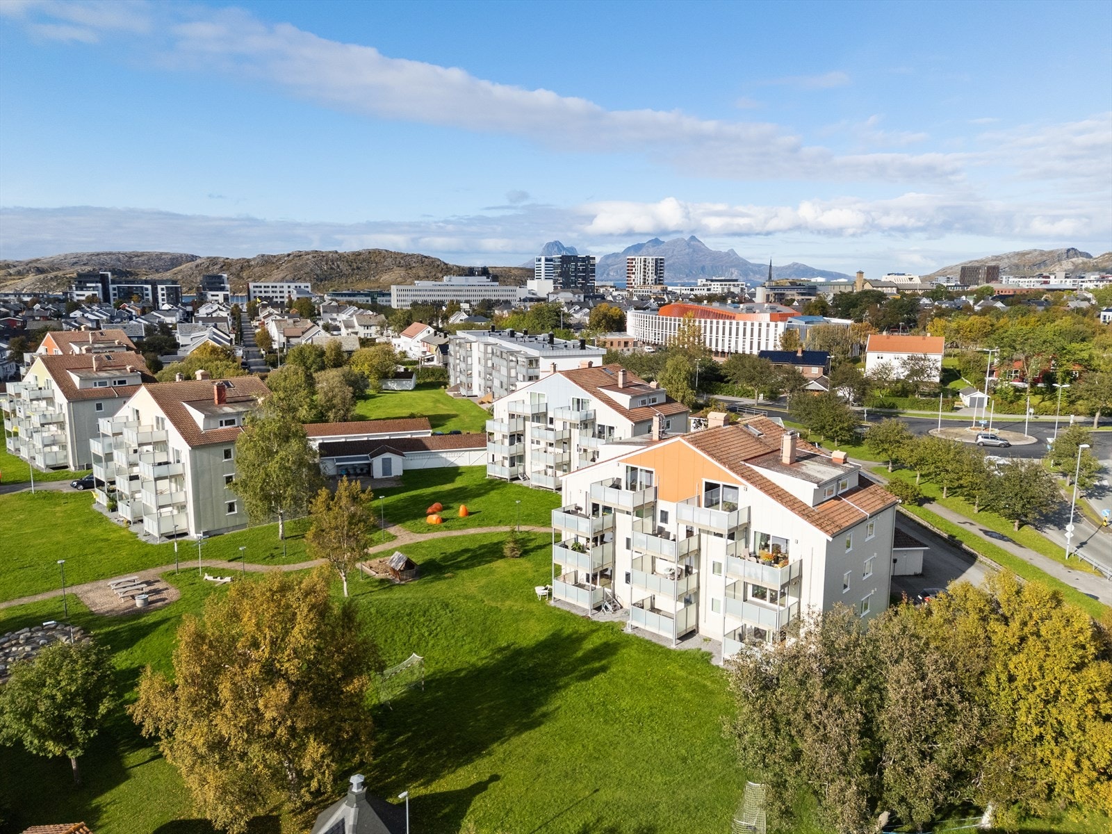 Parkering er tilgjengelig utenfor blokka. Galleribilde