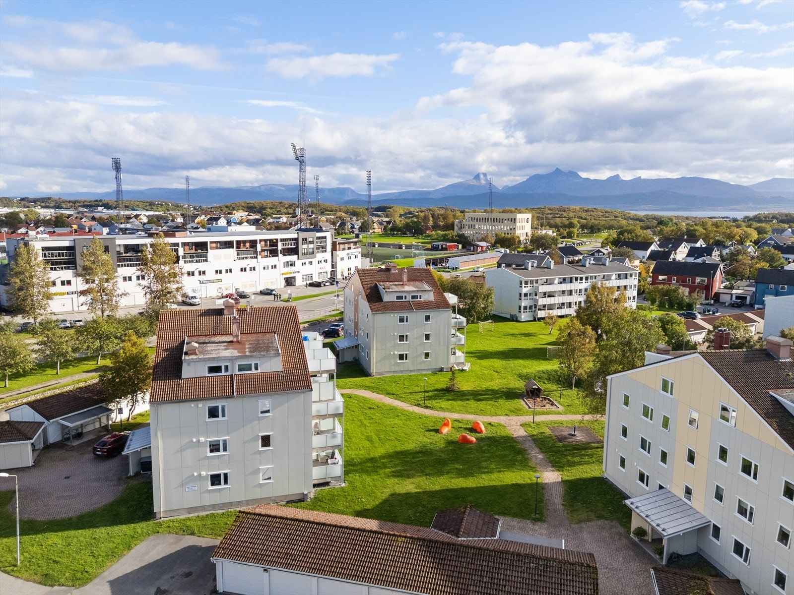 Aspmyra stadion ligger i nærheten, og det er kort vei til sjøen og Bodøs bynære friluftsområder. Galleribilde