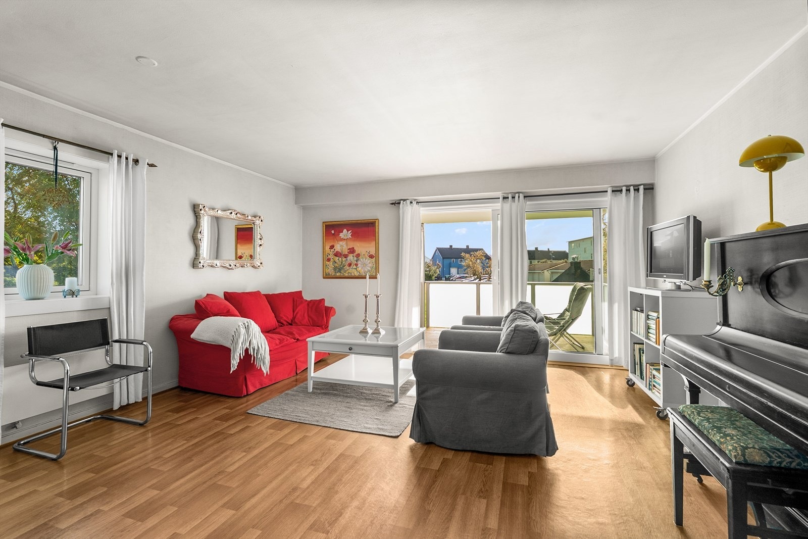 Stuen har god plass til både sofagruppe og spiseplass. Galleribilde