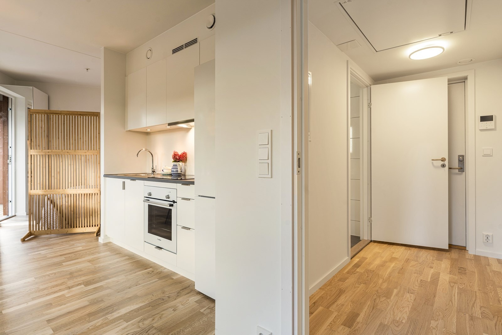 Effektiv entré som gir et hyggelig førsteinntrykk og en naturlig overgang til boligens øvrige rom. Galleribilde