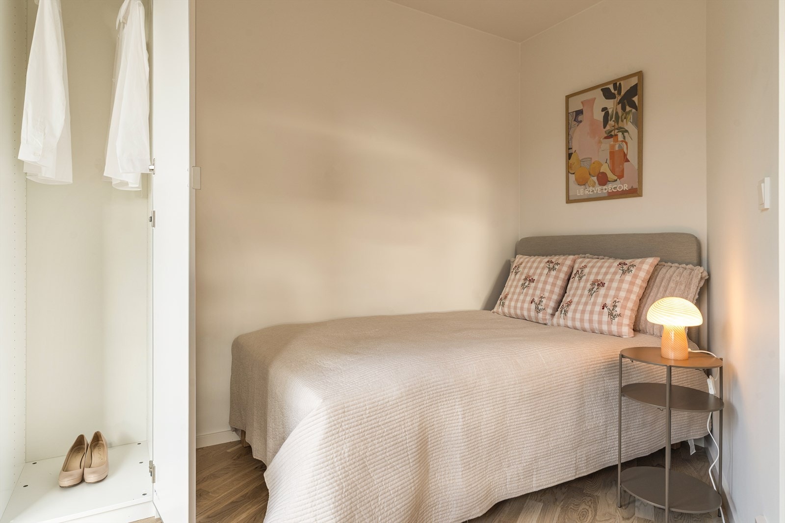 Garderobeskap er allerede på plass ved soveplassen - praktisk og plassbesparende. Galleribilde