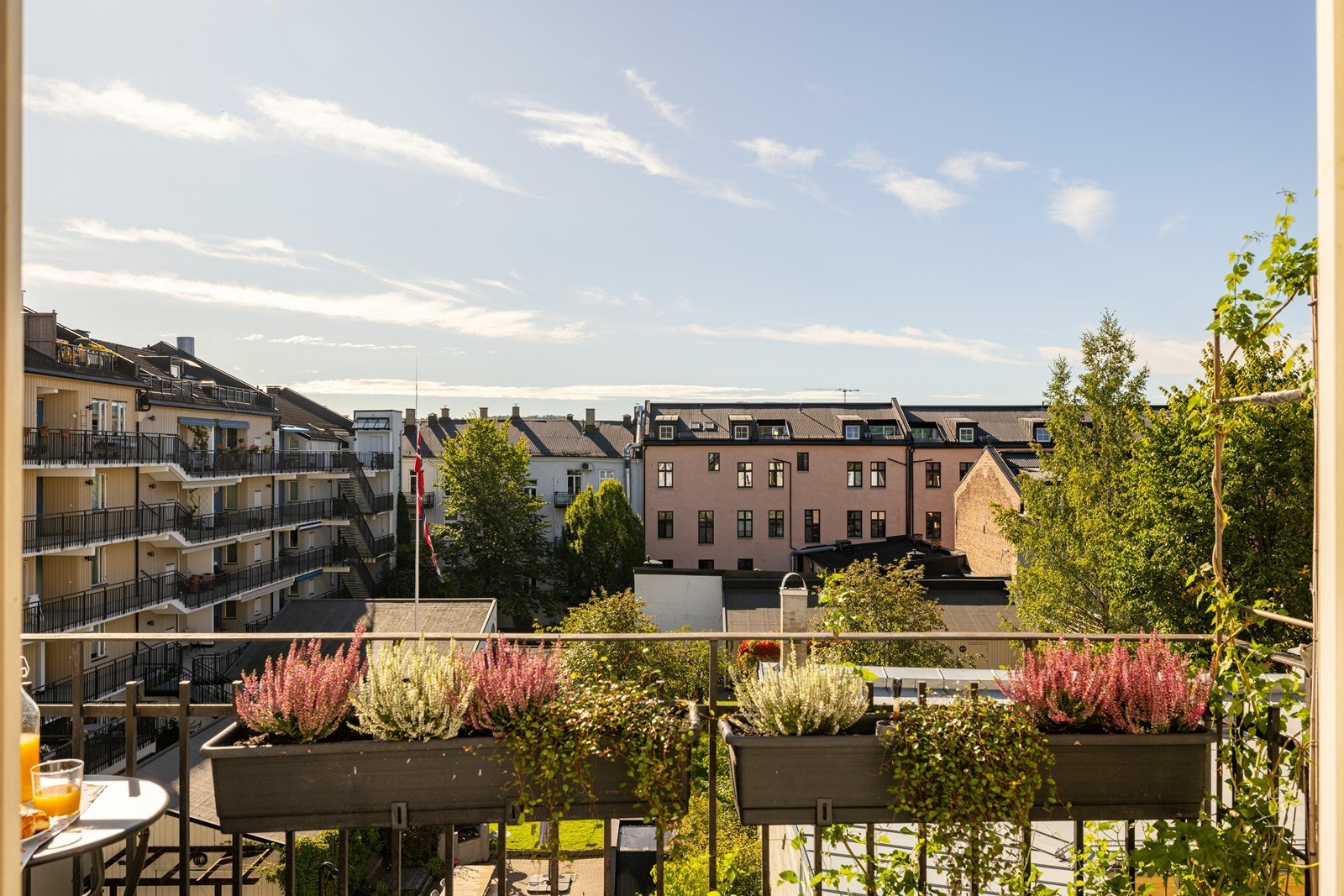 Utsyn over de grønne bakgårdene gir et rolig preg midt i det urbane bymiljøet Galleribilde