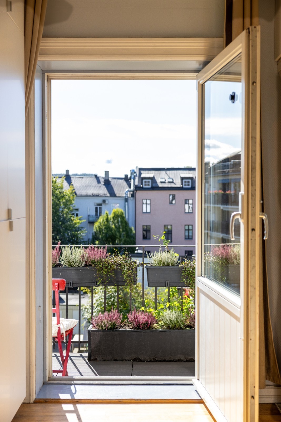 Direkte utgang fra soverommet til balkongen gir en fin forbindelse mellom inne- og uterom Galleribilde