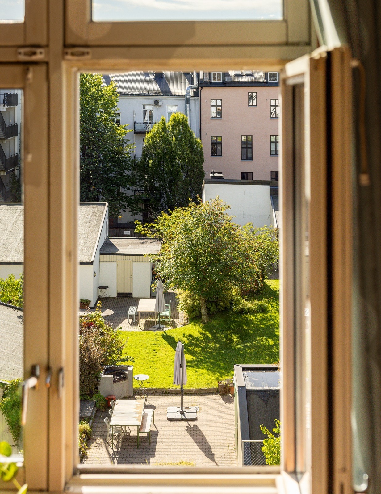 Grønne gårdsrom og eldre bygårdsbebyggelse preger utsynet fra boligen Galleribilde
