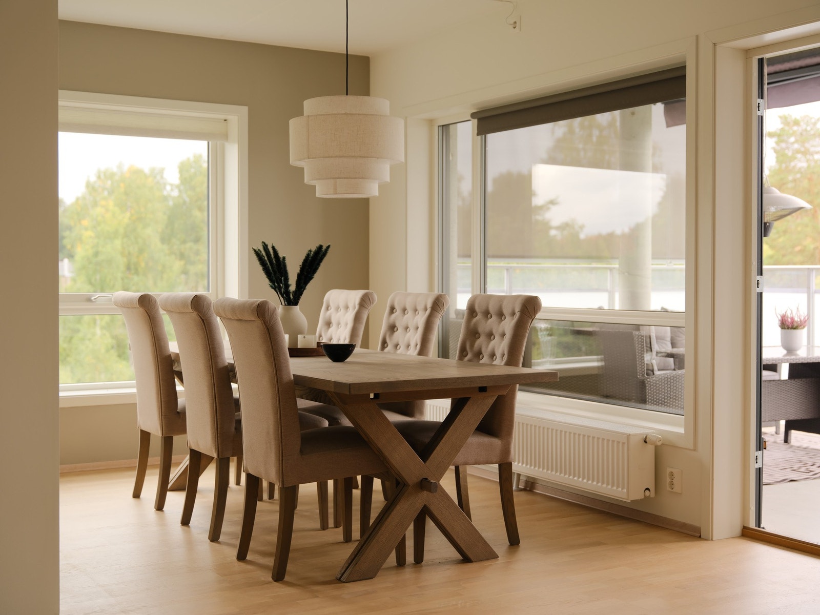 Spisestuen har samtidig fått en skikkelig plass i rommet, ikke bare et lite bord klemt inn mellom kjøkken og sofa. Galleribilde