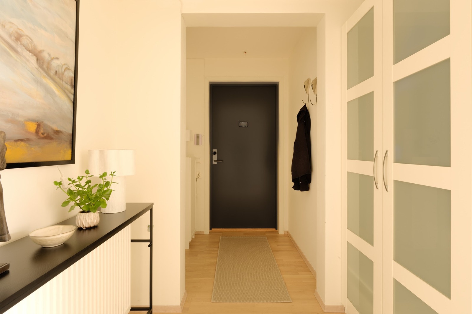 Det er god plass til å henge fra seg yttertøy og sette fra seg sko, samtidig som gangen byr på fine muligheter for garderobeskap og annen praktisk oppbevaring. Galleribilde
