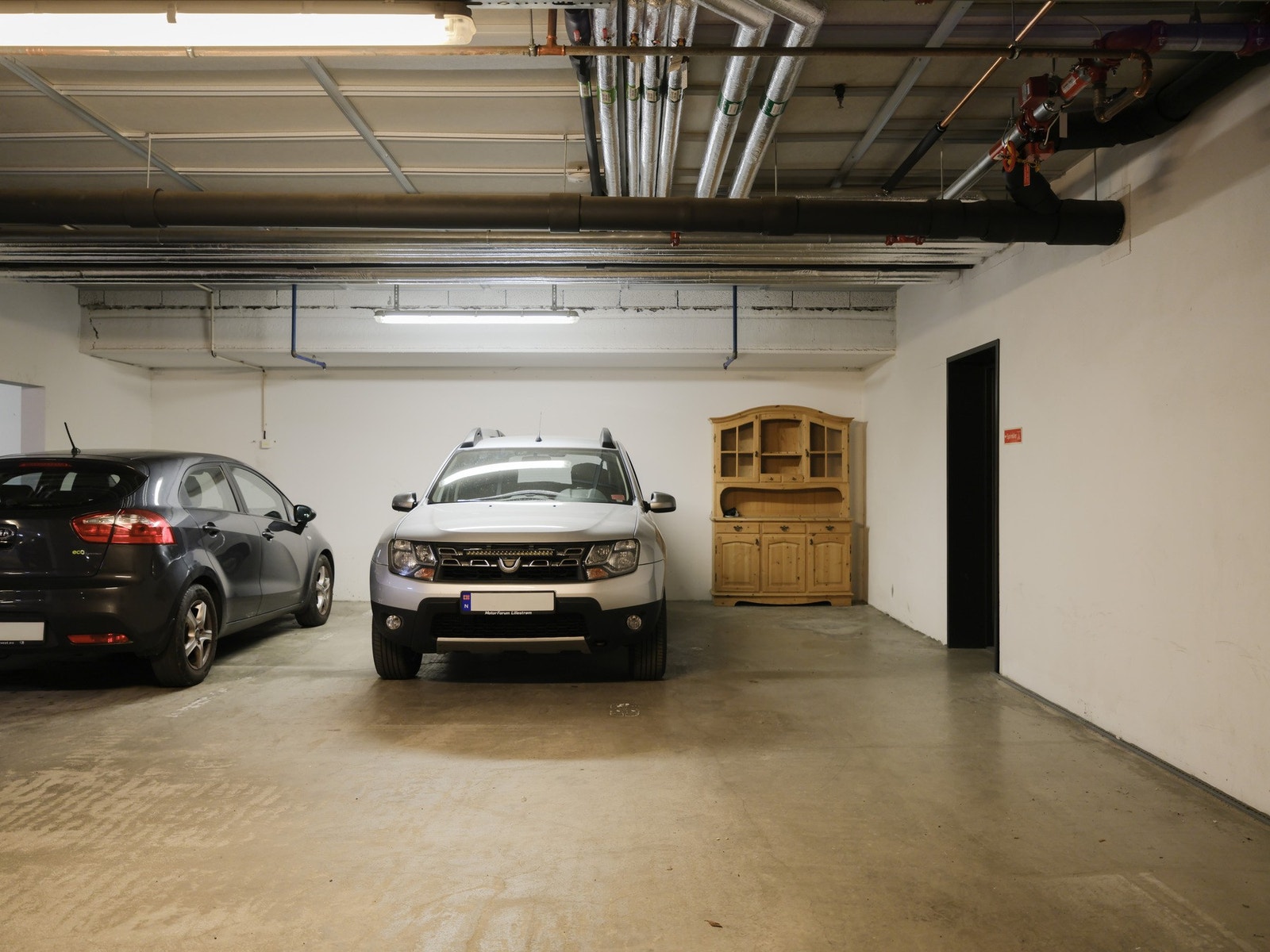 Bilen parkeres enkelt i garasjeanlegget, og heisen tar deg videre opp til leiligheten. Galleribilde