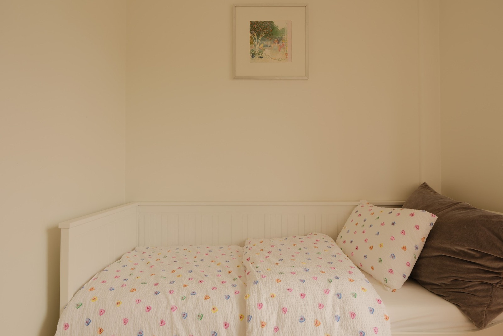 Barnerom med plass til lek og overnattingsvenner, et hyggelig gjesterom når familien blir igjen til dagen etter, eller kanskje hjemmekontor for den som trenger å lukke døren og få litt arbeidsro. Galleribilde