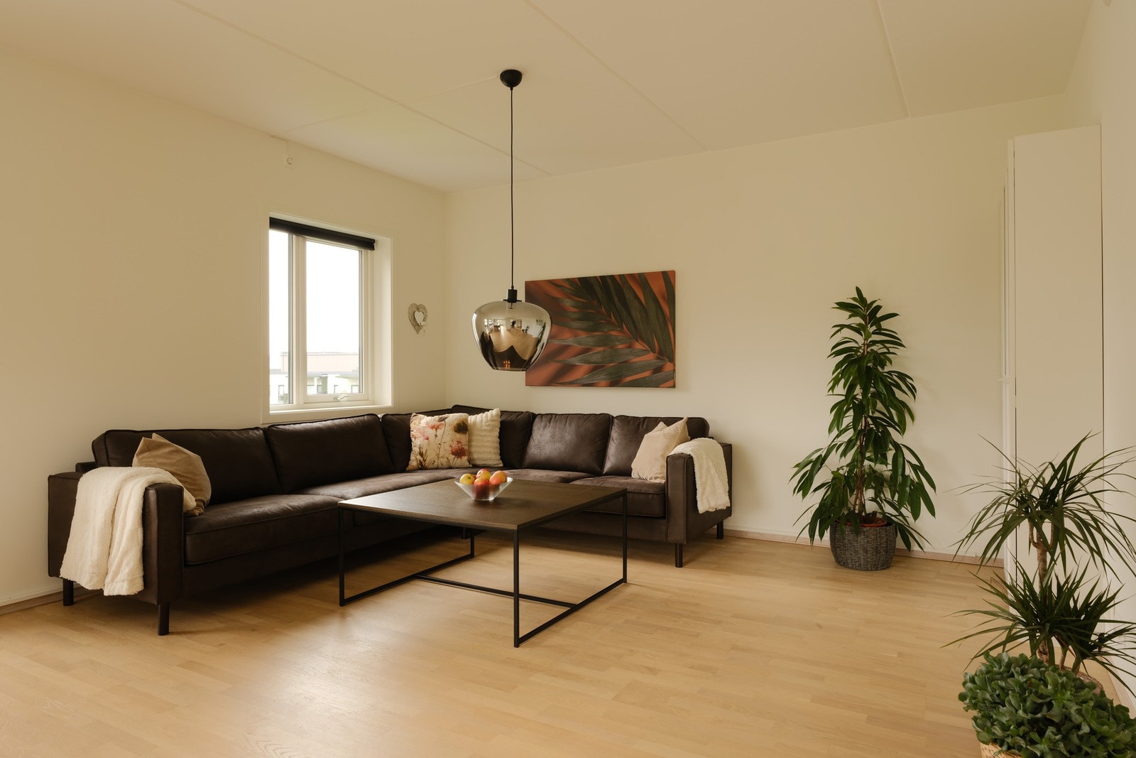 Stuen er stor, åpen og lett å møblere, med en naturlig inndeling mellom avslapping og det sosiale rundt spisebordet. Galleribilde