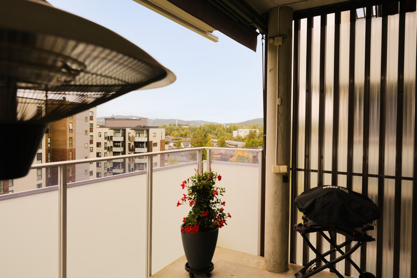 Her kan du innrede med en romslig loungesone, planter og grill, og fortsatt ha god plass rundt deg. Galleribilde