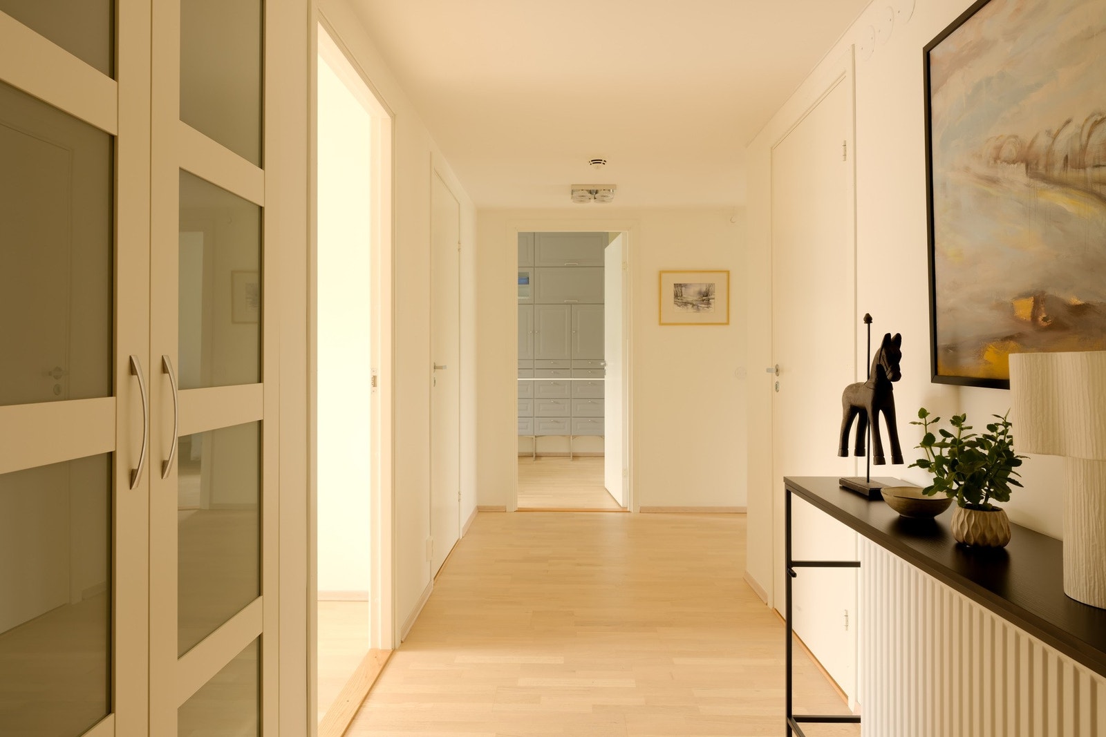 Her er det romslig nok til at flere kan komme inn døren samtidig uten den klassiske køen av sko, jakker og folk som prøver å komme seg forbi hverandre. Galleribilde