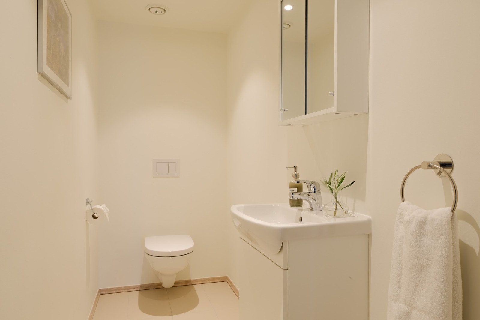 I tillegg til badet har boligen et eget toalettrom, en liten detalj som fort blir ekstra verdifull i hverdagen. Galleribilde