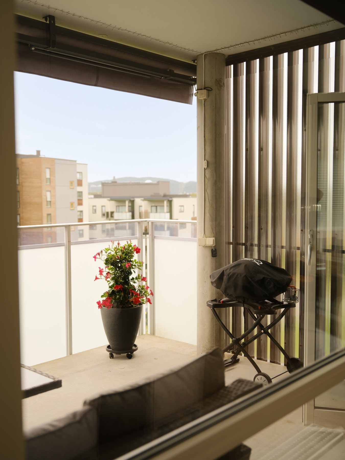 På varme sommerdager kan middagen enkelt flyttes ut, mens kaffekoppen kan bli med ut når solen titter frem. Galleribilde